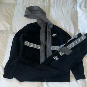 Nike 2 piece jogging outfit size 7